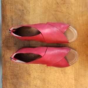 NWT Roan Betty sandal in Poppy, size US 8.5